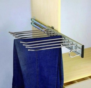 Выкатной держатель для брюк в шкаф 600 с крепежом на боковины серебристый